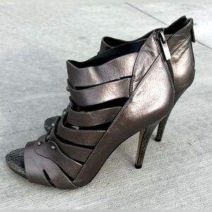 White House Black Market Silver Gray Leather Gladiator Stiletto Sz. 8M